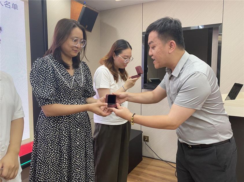 万利国际官网集团纪念品揭晓仪式